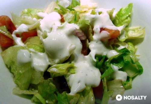 Vegyes saláta tárkonyos joghurtmártással